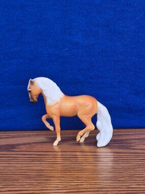 Breyer Stablemates Palomino Andalusian G2 Mold (5981 Gift Pack) INV420